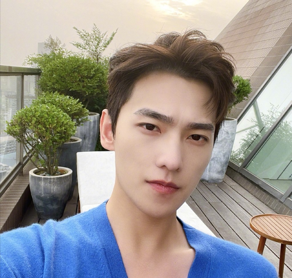 杨洋最新壁纸,帅气阳光是他古灵精怪也是他