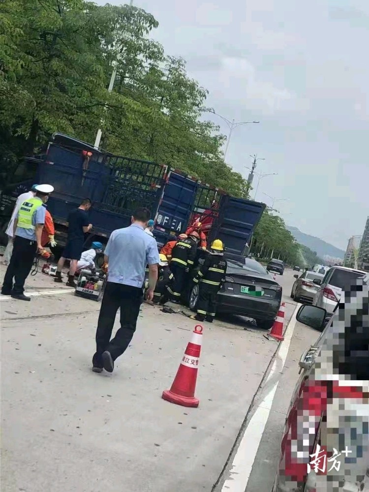 2021年5月7日,据网友爆料,韶关市五里亭附近,一辆特斯拉追尾一辆货车