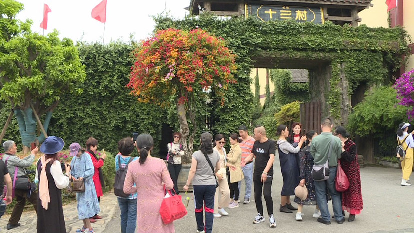 "五一"假期,来自全国各地的多批游客纷纷慕名走进湖南十三村酱文化