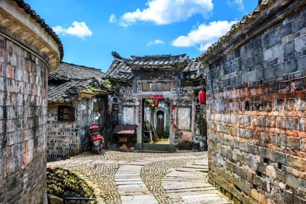 走进福建的培田古村,感受千年的古建筑魅力,体验祖先的智慧