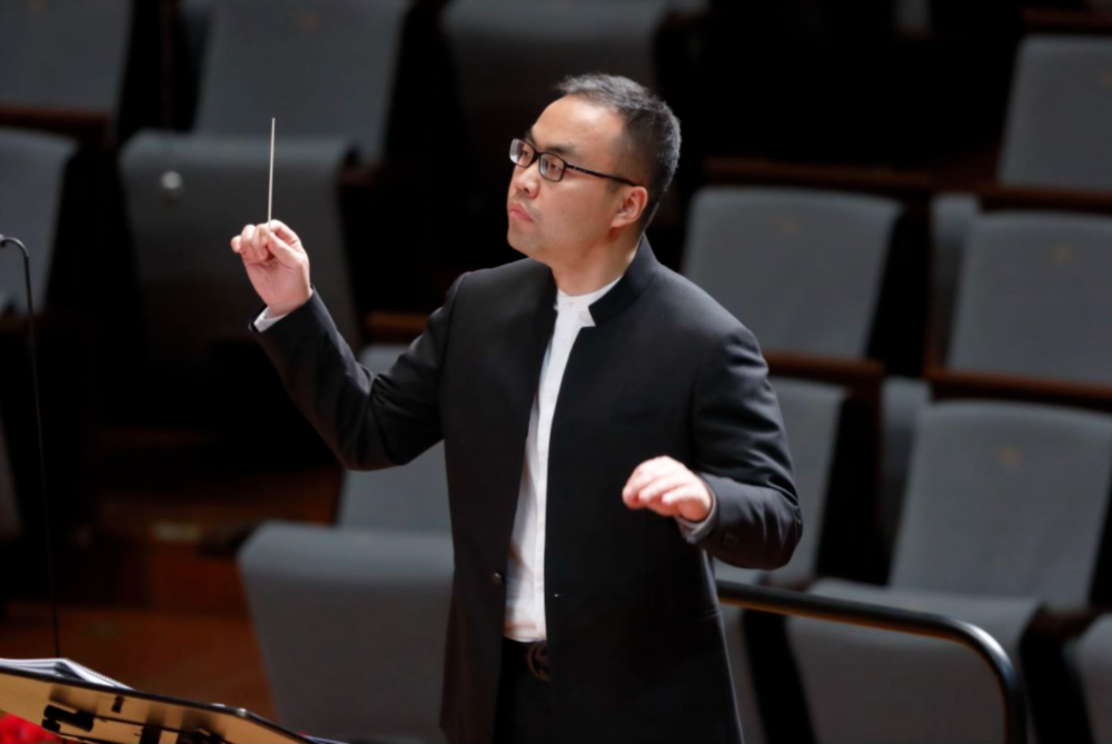 期间表达"我和张艺总监同台演出,我们是中央芭蕾舞团两代的首席指挥