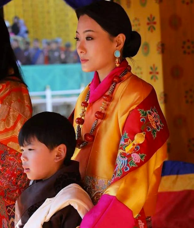 不丹老国王和儿子站一起像兄弟娶4个亲姐妹生下5朵雪域金花