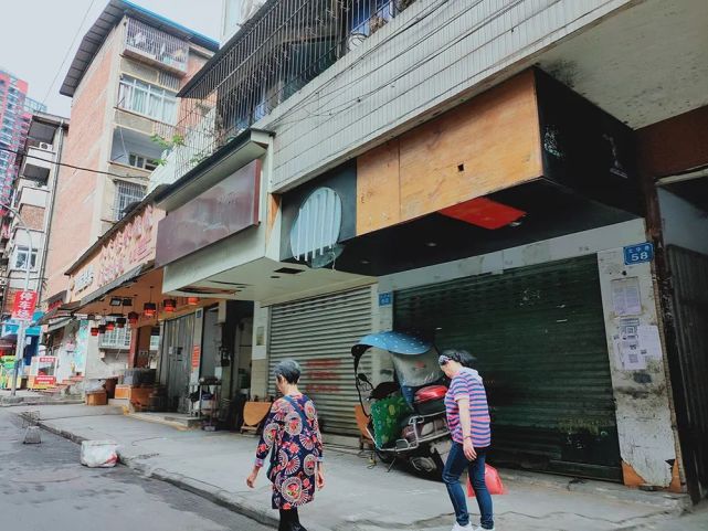 南充这医院文化路院区搬迁后,周边生活经营店面大量"遇冷",现状令人咂