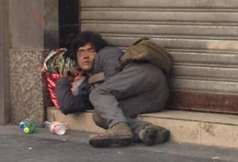 小伙每天给流浪汉一碗米粉,流浪汉从不道谢,一个月后却救他一命