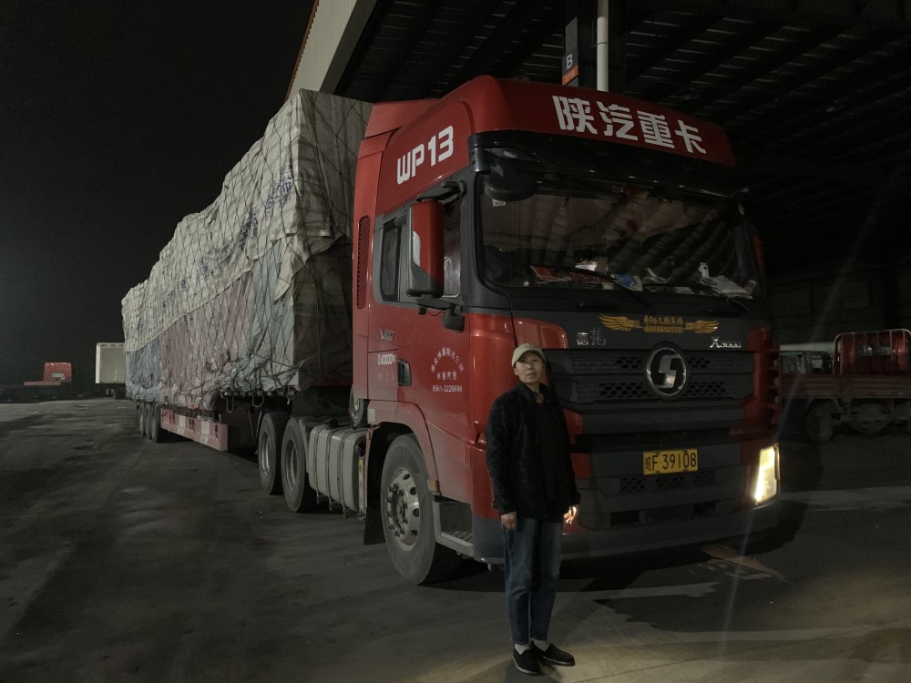 在杭州的物流园,谢琳的卡车装好货准备出发.高佳摄