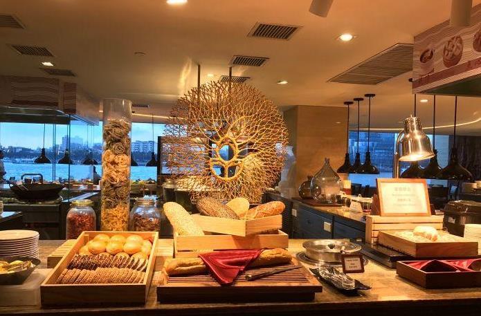 广州富力君悦大酒店凯菲厅自助餐,位于双子塔南塔的22楼,景观一流,高