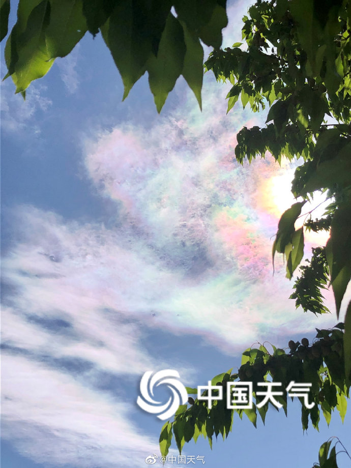 抬头看 北京天空现七彩云