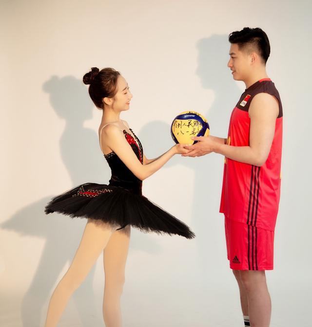 中国男排名将晒出婚纱照,妻子是芭蕾舞演员,男帅女美很般配