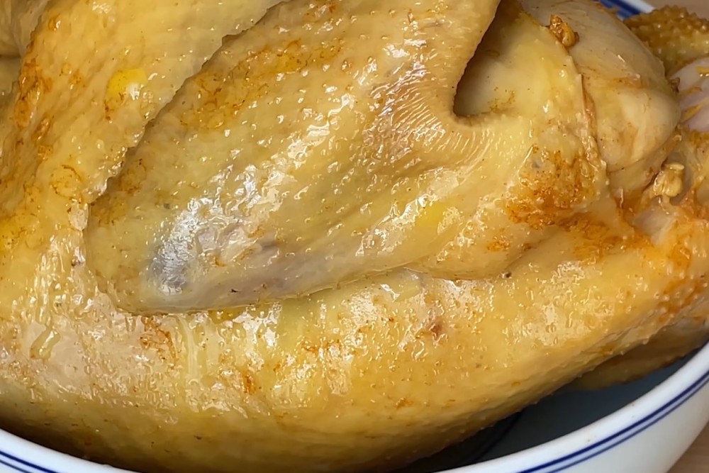 家庭版盐焗鸡,将整只鸡放入电饭煲,不加水不加油,鲜嫩