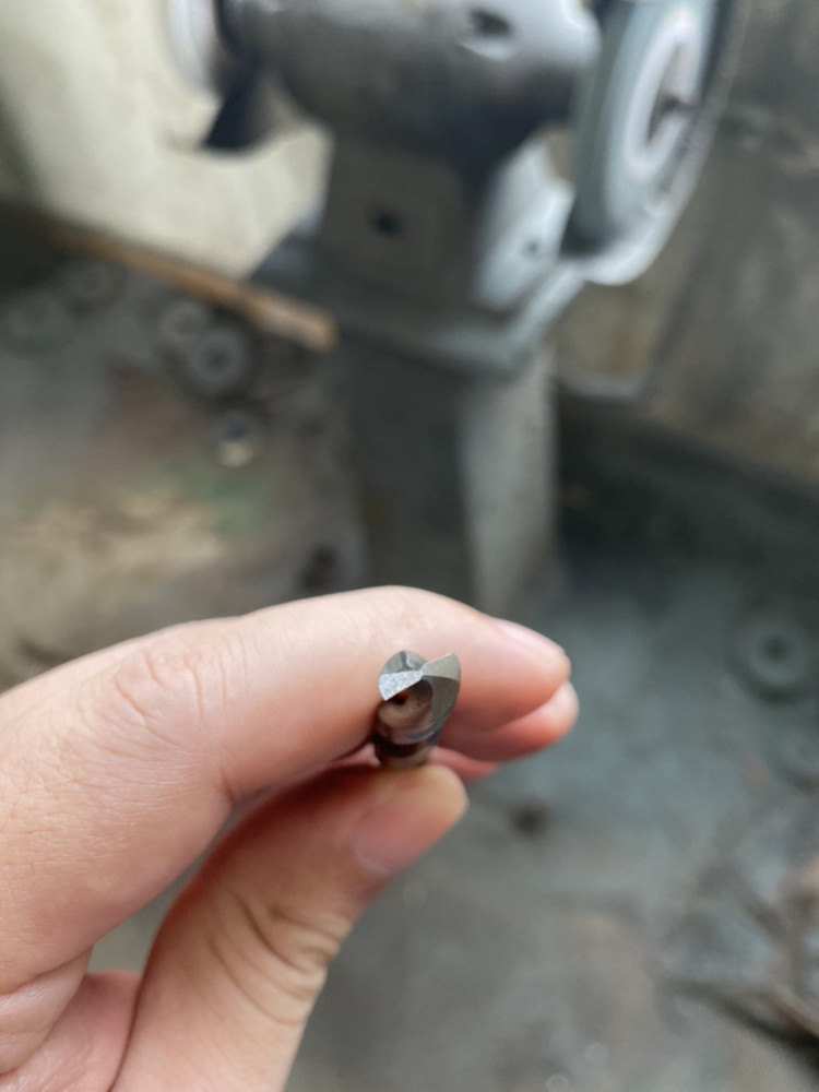 30多岁大叔来面试,要求工资1万,看他磨的钻头如何