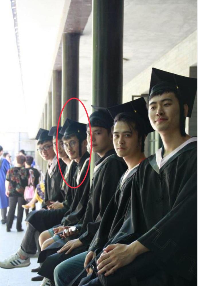 明星的学士服照,龚俊真是清纯校草,刘亦菲五官和皮肤也太优越了