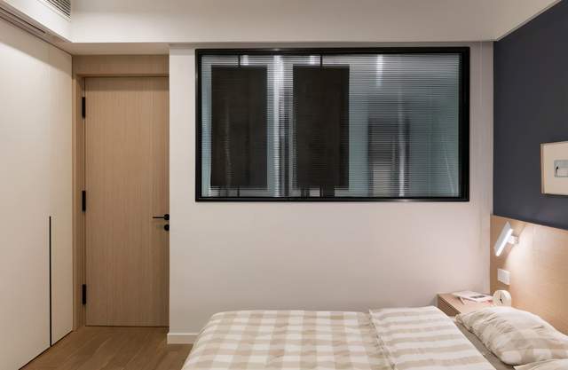 主卧室与卫生间,加装长虹玻璃隔断,引入光线提升卫生间的采光.