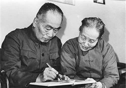 冰心去世后,为何孙子在她墓碑上写"枉为人表,教子无方