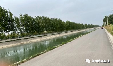 不在渠岸边而在公路右侧地边的护栏这个地方的护栏应该是在渠边吧