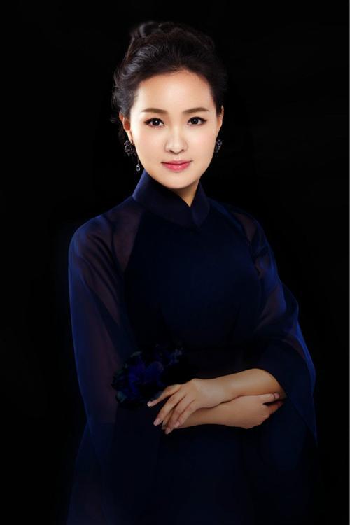 "民歌女神"雷佳,34岁成首位博士级的歌唱家,41岁魅力依旧