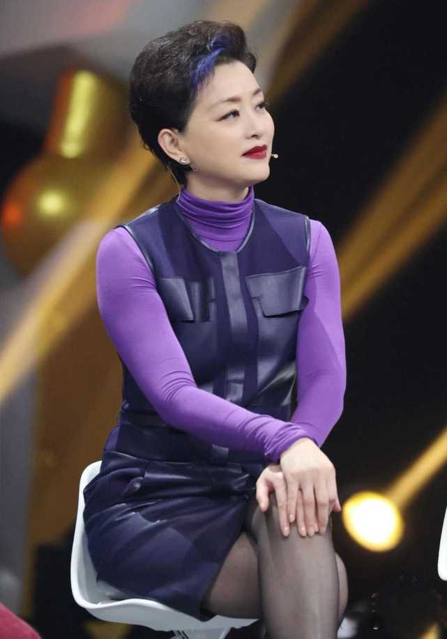 杨澜老了真敢穿,紫色内搭配背心裙录节目,挑染紫色发