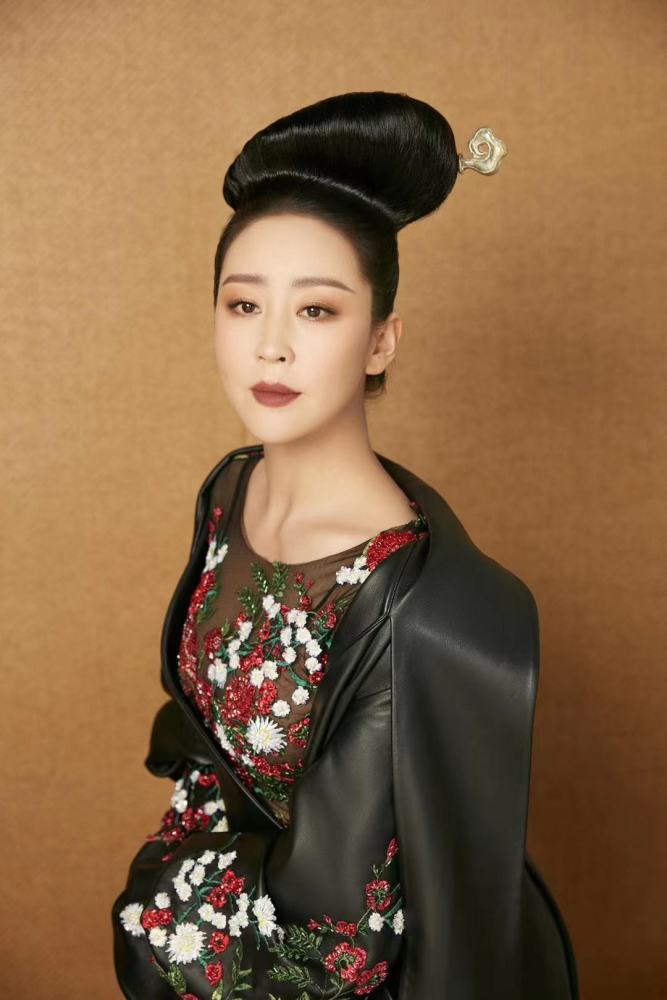 近日,演员苗圃的古装写真大片释出,平面影像却自带剧情氛围.