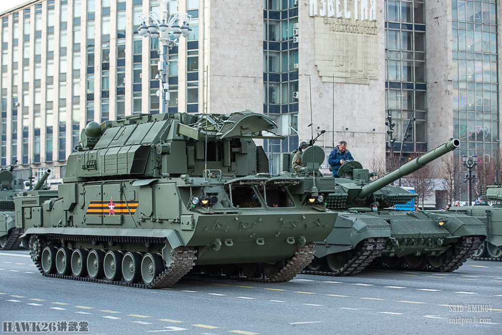 阅兵式上,btr-82a担任重型装备方队的前导车.