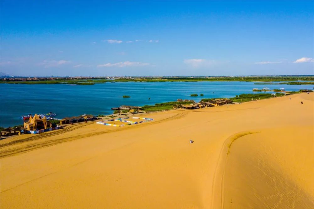 宁夏沙湖喜获"最美中国旅游景区"和"年度甄选度假旅游