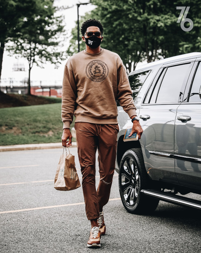 时尚nba库兹马和球哥上身亮橙色衣服争做最靓的仔