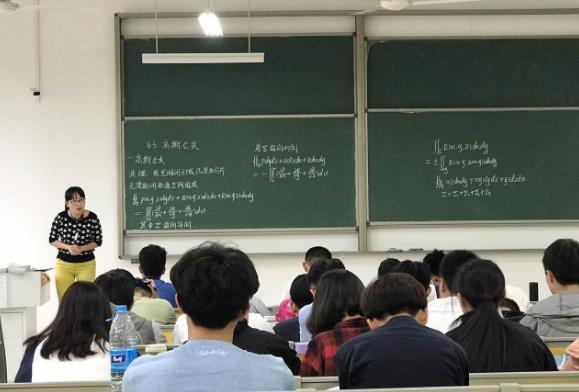 大学课堂上有多奇葩学生网购假人代替自己上课老师被吓得不轻