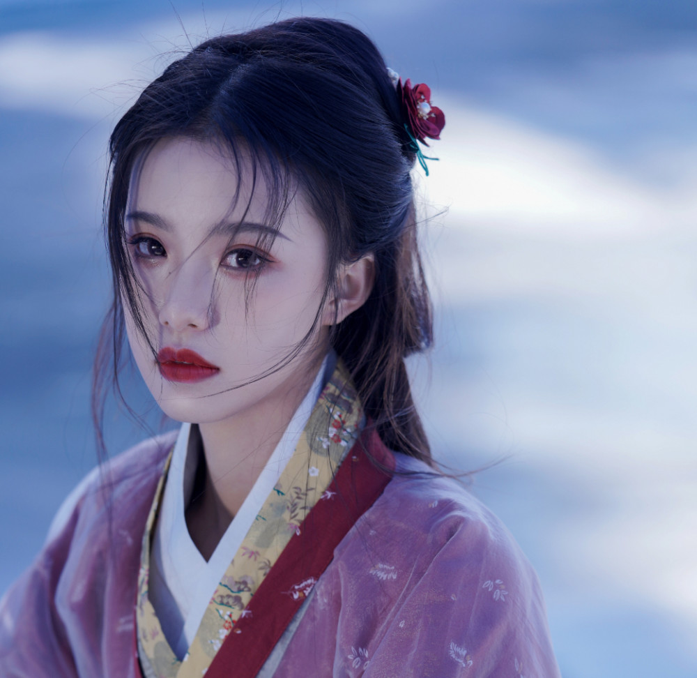 古风真人女生头像:雁啼红叶天,人醉黄花地,芭蕉雨声秋