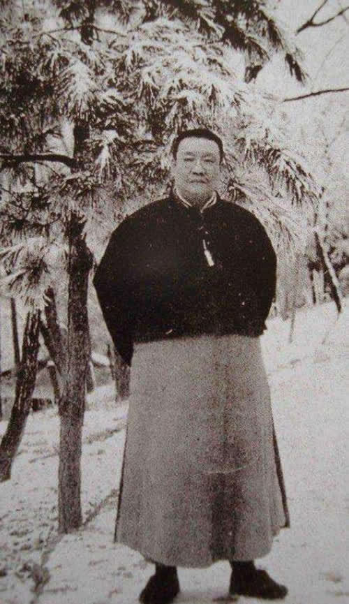 母亲为妾多年,去世后亲戚不准走大门出殡,儿子一举挽回母亲尊严
