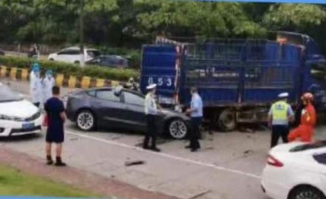 广东韶关一特斯拉"炮弹式"追尾货车,驾驶员当场死亡