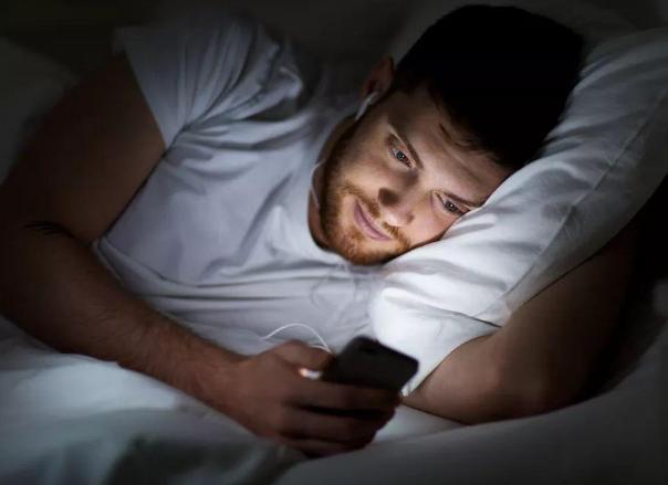 晚上睡前,长时间躺着玩手机,或许会带来这3个变化