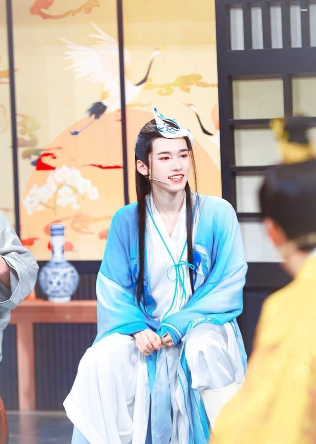萌探宋亚轩古装造型发套自然不显头大白衣少年翩翩公子
