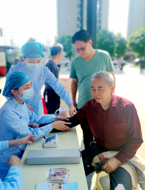 深化推进延伸优质护理服务工作,5月8日,中南大学湘雅口腔医院联合浏阳