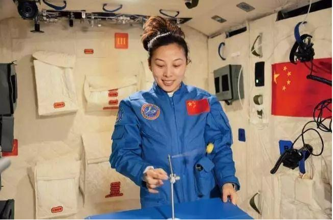 8年前,首位在太空讲课的宇航员王亚平,今退役后在政界