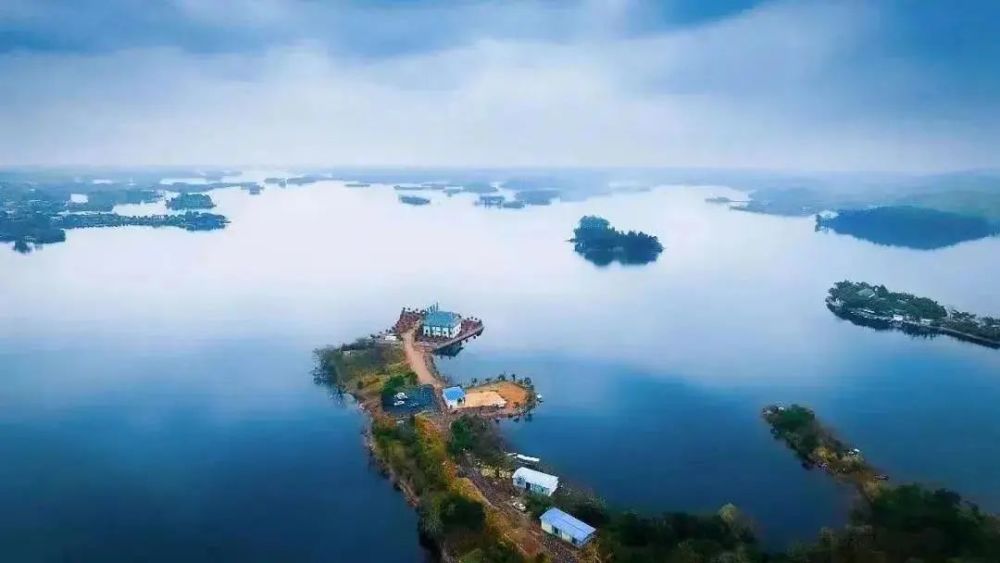 三岔湖景区位于成都简阳市,水域面积27平方公里,镶嵌着113个孤岛和