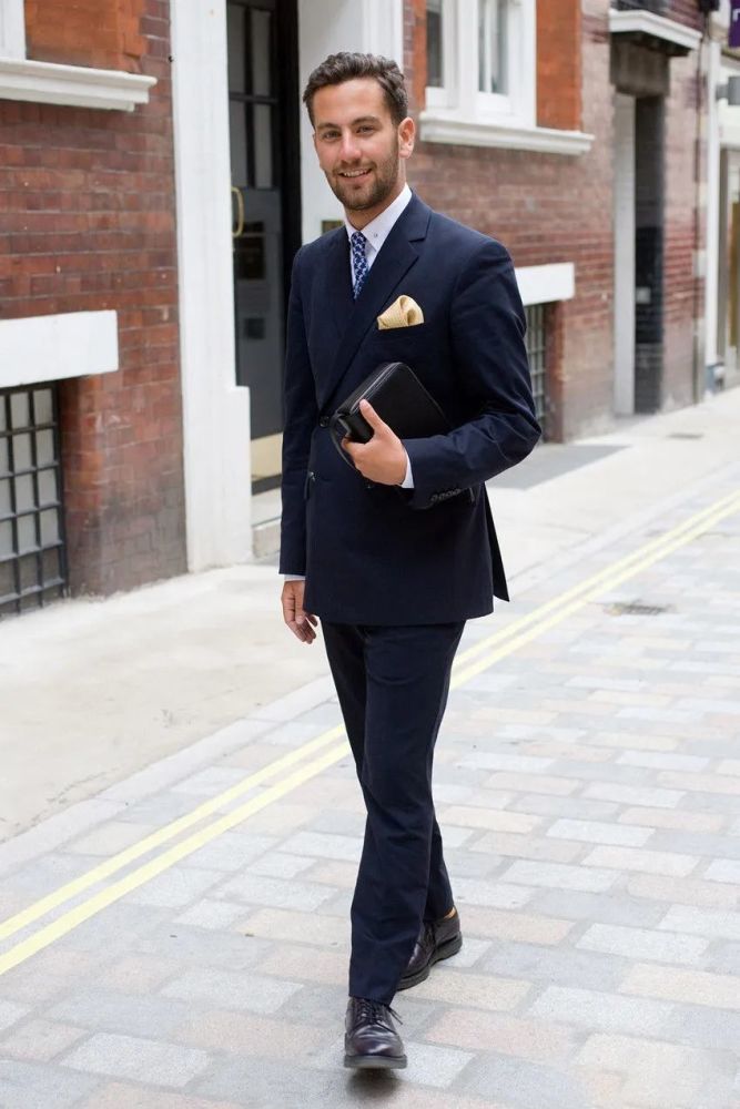 英国最会穿衣的男人的时尚博主matthew zorpas也总是一身双排扣西装