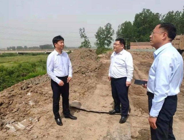 邵奉公认真检查护岸工程建设质量,并听取全县防汛准备工作,洪汝河治理