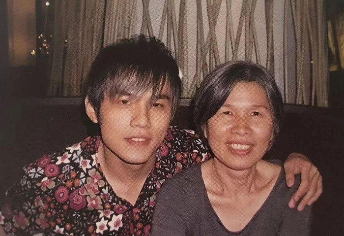 周杰伦与母亲叶惠美合影