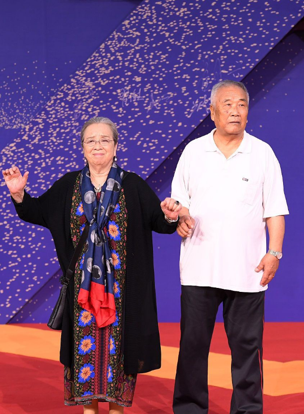 李明启身体硬朗,穿印花衫气质大大咧咧,精神头十足真叫人佩服