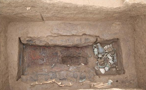 陕西一"厕所墓",几平方却挖有200件陪葬品,猜测墓主是