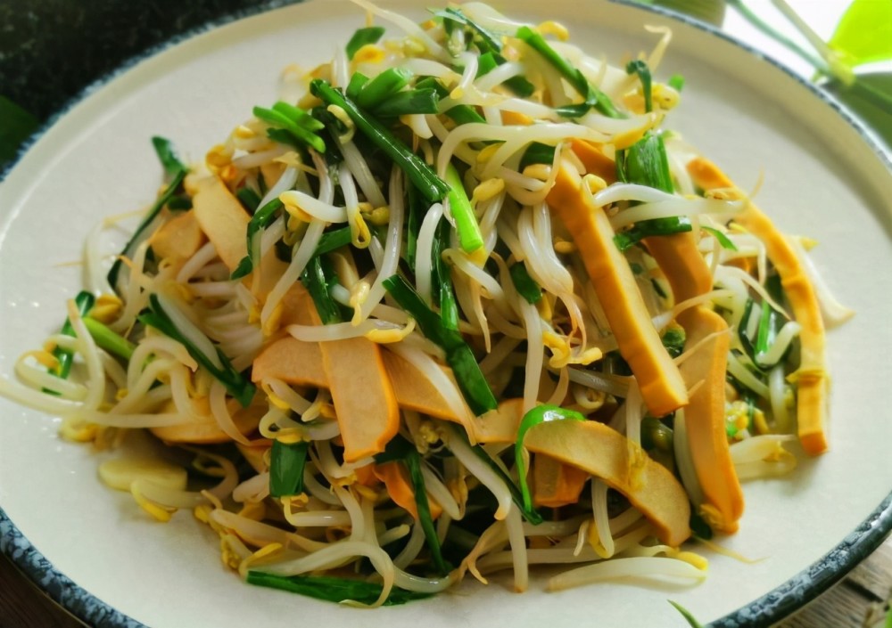绿豆芽香干炒韭菜8.面片下熟倒入调好的碗里7.