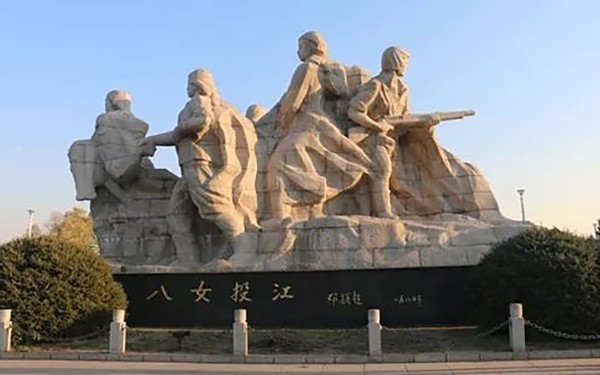 为掩护主力部队撤退,八名女战士选择走入河中,最小战士年仅13岁