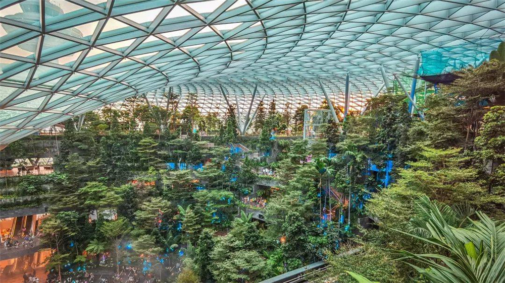 新加坡·星耀樟宜机场"绿色 商业"天生具有健康基因,不仅能够增加空间
