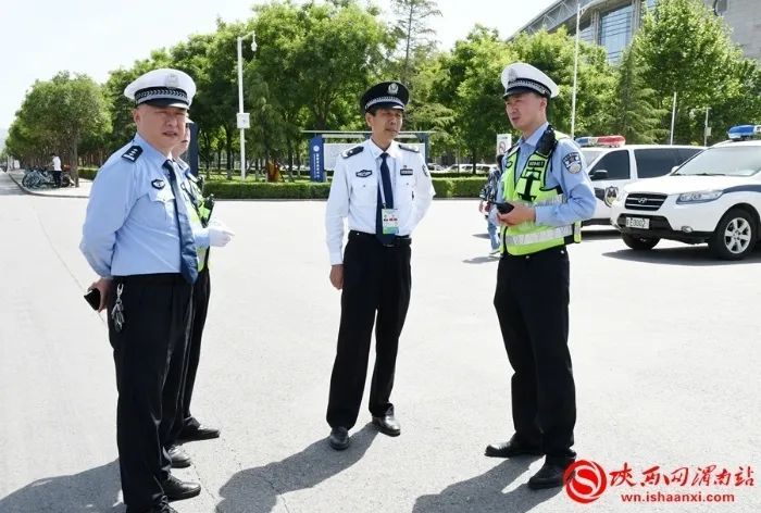 渭南市公安局交警支队举行十四运会足球测试赛交通安保演练(组图)