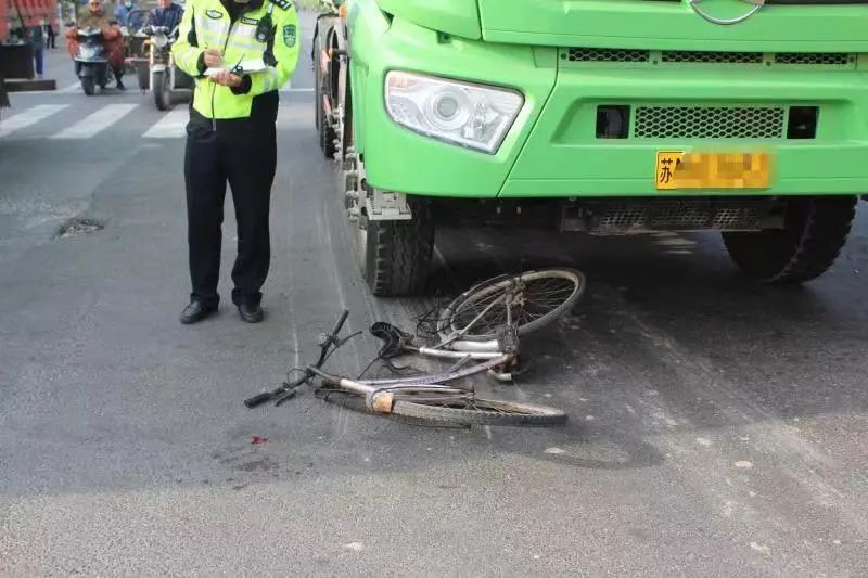 货车与自行车相撞的车祸,交警调查显示,这本是一起可以避免的交通事故