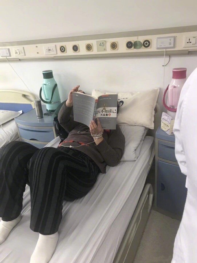 每日搞笑:我的患者在病床上看着求医不如求己的书我是
