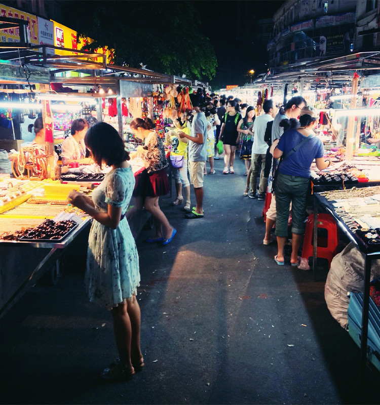 三亚市中心有一座夜市,海鲜肥美椰奶清凉,堪称三亚之魂!