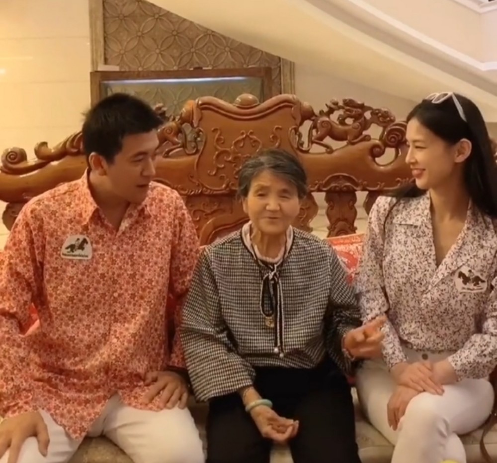 黄圣依婆婆亲手为儿子儿媳做情侣装,满脸骄傲慈祥,豪宅内景抢镜