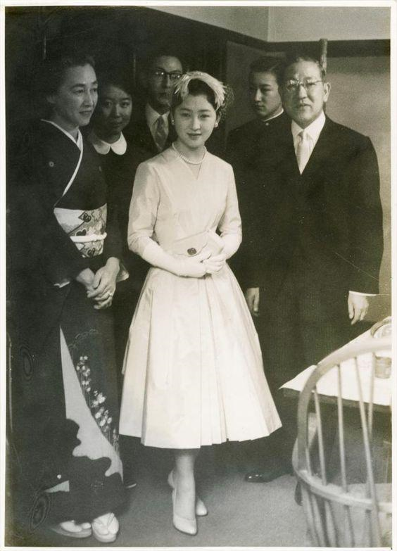 日本良子皇后基因太强,后代遗传眯眯眼,美智子和雅子再美也没用