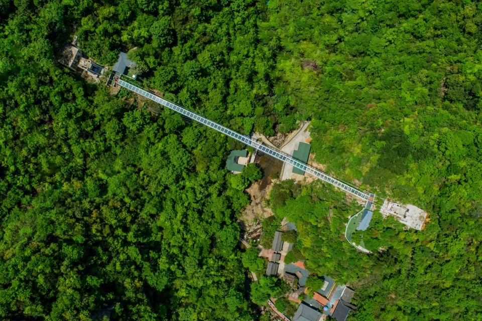 浙北大峡谷"迎宾桥"是安吉县首条7d体验的玻璃天桥,总跨度长约170米