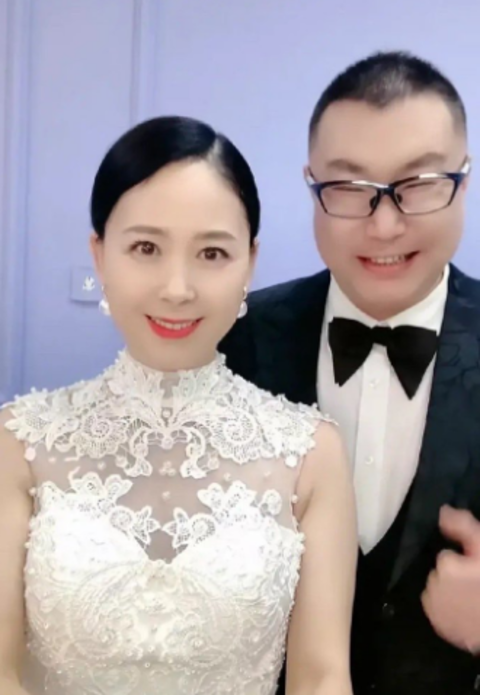 尹相杰与老婆补拍婚纱照,娇妻前凸后翘身材火辣,一起商演搂腰秀恩爱