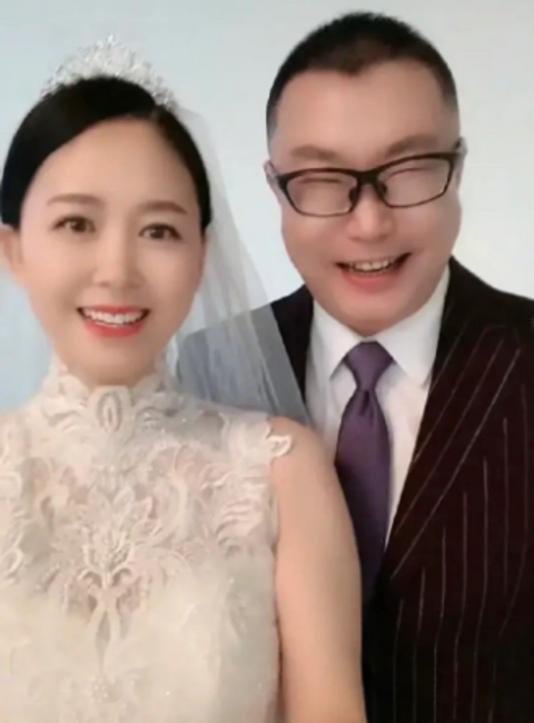 尹相杰与老婆补拍婚纱照,娇妻前凸后翘身材火辣,一起商演搂腰秀恩爱